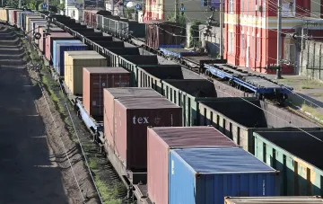 Поезд Укрзализныци перевозит грузы в условиях кризиса