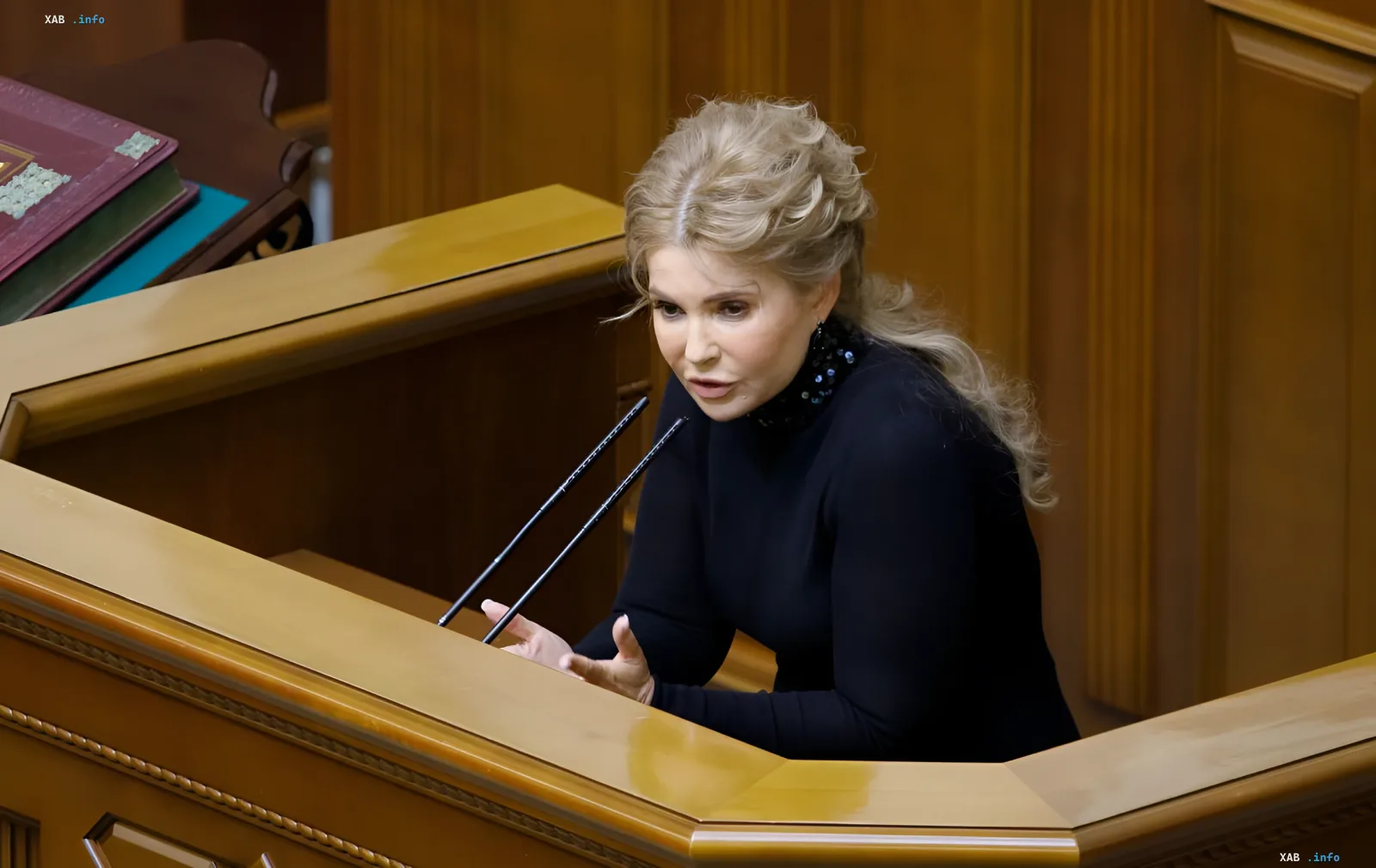 Юлия Тимошенко в новом образе с объемными локонами в суде