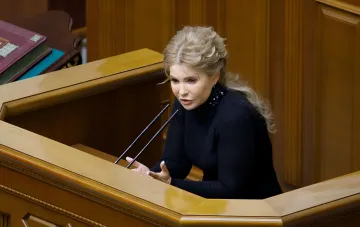 Юлия Тимошенко в новом образе с объемными локонами в суде