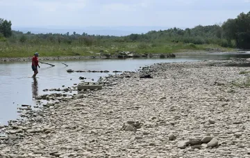 Verflachter Dnjestr-Stausee und kritischer Wasserspiegelrückgang in der Ukraine