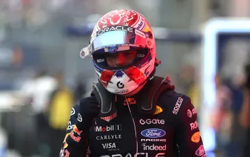 Max Verstappen jubelt nach dem Sieg beim Regensprint des Großen Preises von Singapur
