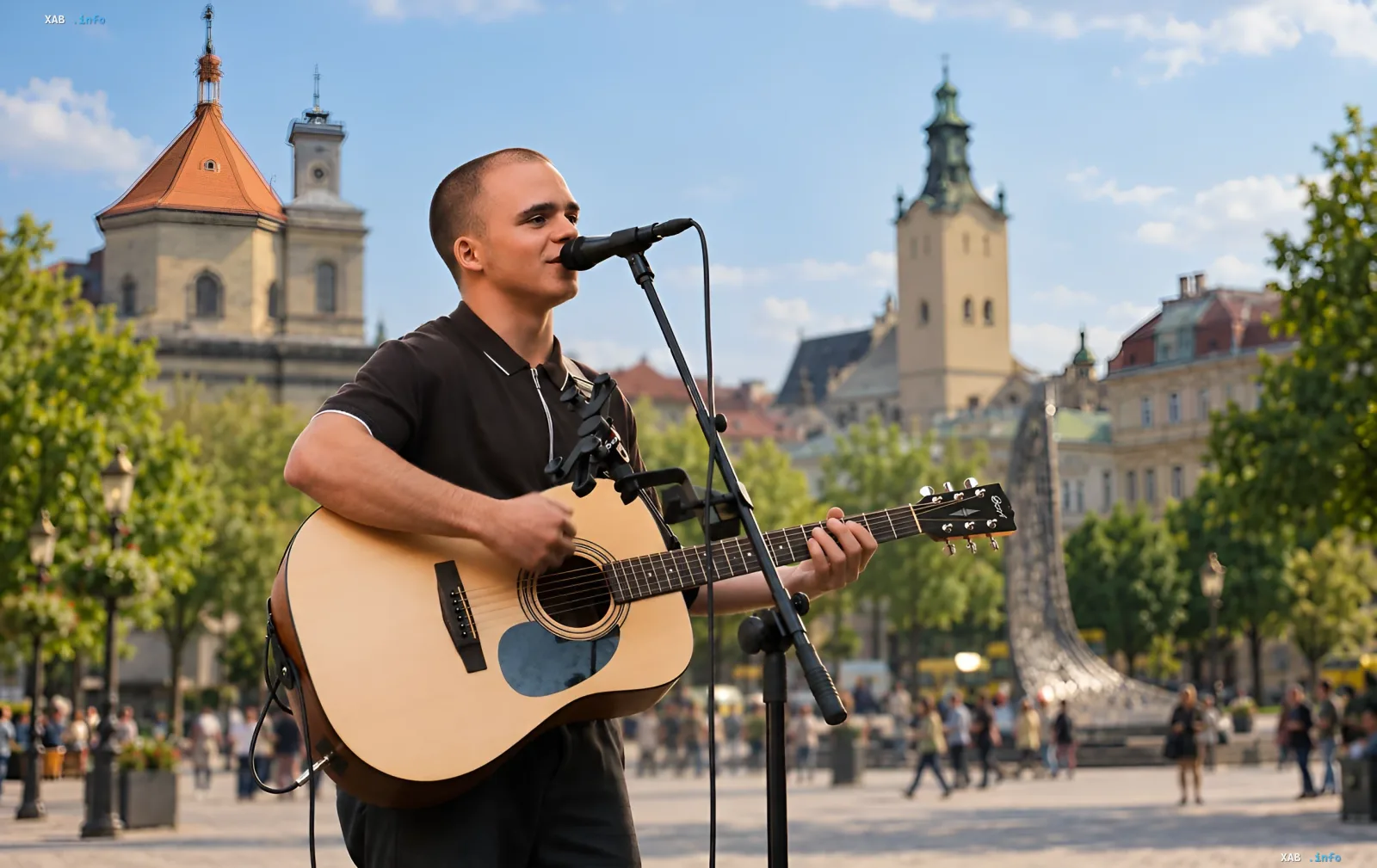 Straßenmusiker tritt in Lwiw auf