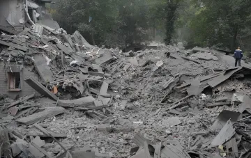 Rettungsarbeiten am Ort des Schlags auf ein fünfstöckiges Gebäude in Saporischschja