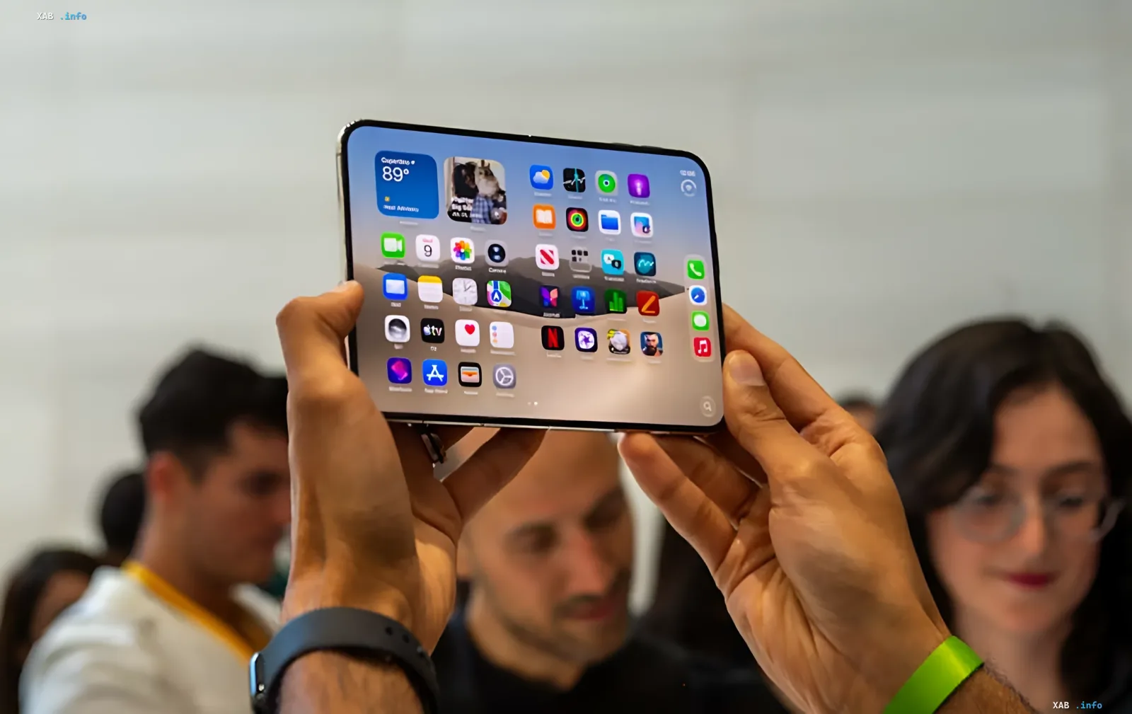 Складаний смартфон iPhone Duo у фірмовому магазині Apple Store