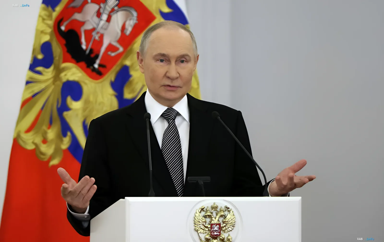 Wladimir Putin und Kreml-Symbole im Kontext der Wahlen in der Ukraine