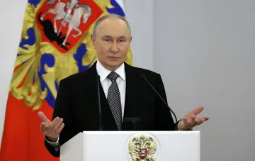 Wladimir Putin und Kreml-Symbole im Kontext der Wahlen in der Ukraine