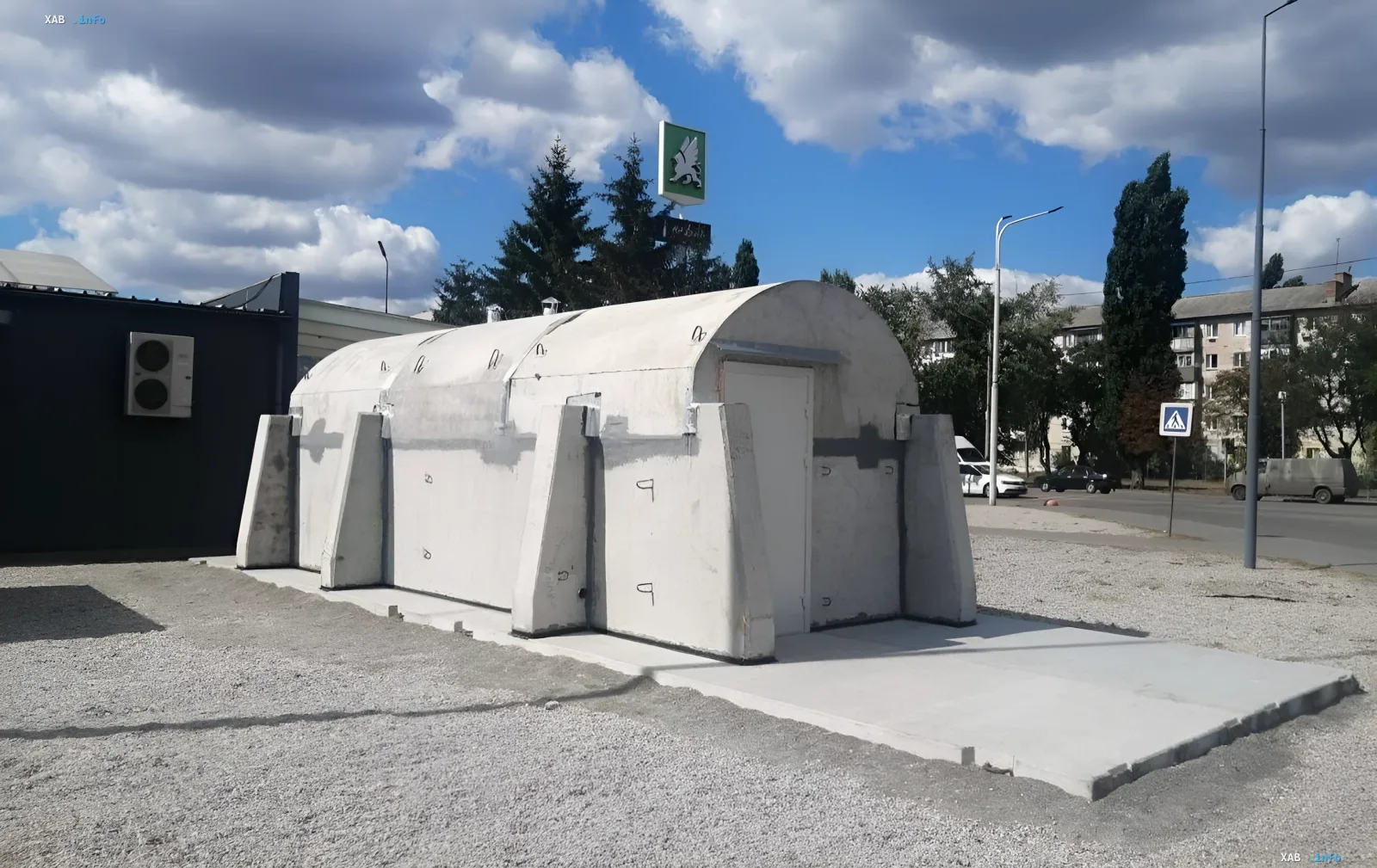 Schutzbauwerk aus Beton an einer OKKO-Tankstelle