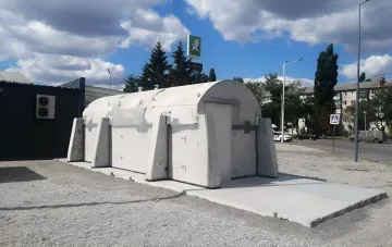 Schutzbauwerk aus Beton an einer OKKO-Tankstelle