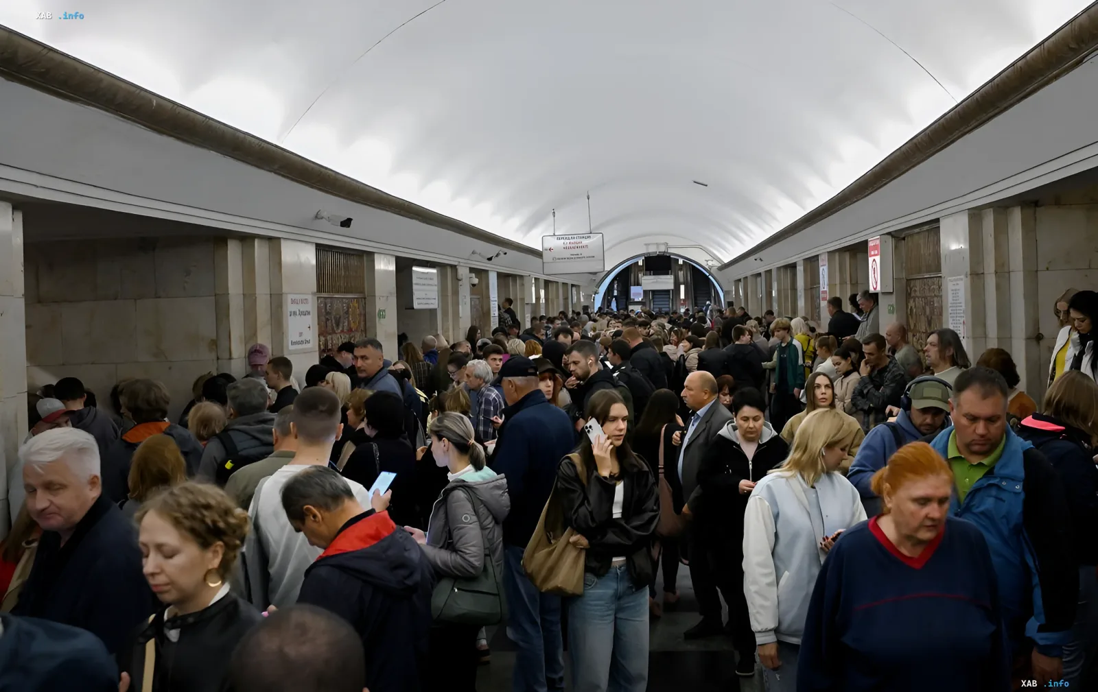 Вхід до станції київського метрополітену під час повітряної тривоги