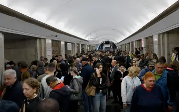 Вхід до станції київського метрополітену під час повітряної тривоги