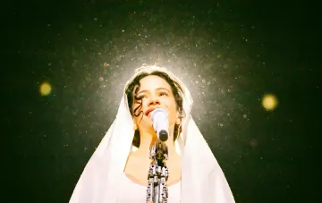 Rosalia auf der Bühne von Saturday Night Live in Spitzenschuhen