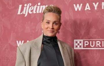 Sharon Stone in einem Kleid der ukrainischen Marke J'amemme beim Fotoshooting zu Hause