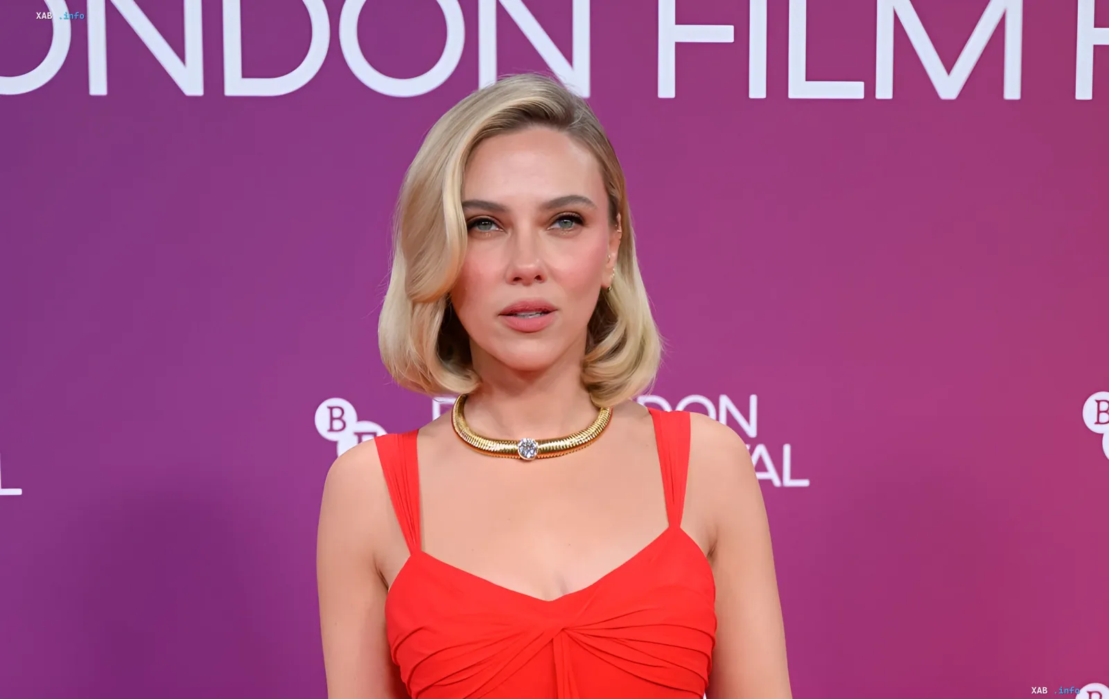 Scarlett Johansson in einem roten Hermès-Kleid bei der Filmpremiere in London