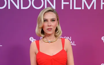 Scarlett Johansson in einem roten Hermès-Kleid bei der Filmpremiere in London
