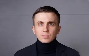 Журналист Михаил Ткач во время расследования в Вене