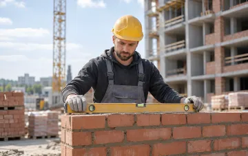 Ein Lagerarbeiter zählt Bauteile in der Ukraine
