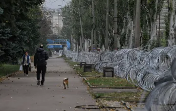 Військовий патруль на порожній вулиці