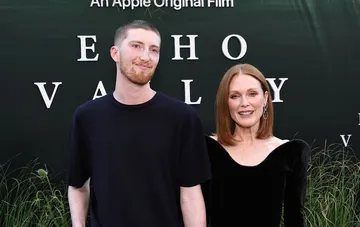 Джуліанна Мур із сином на весіллі