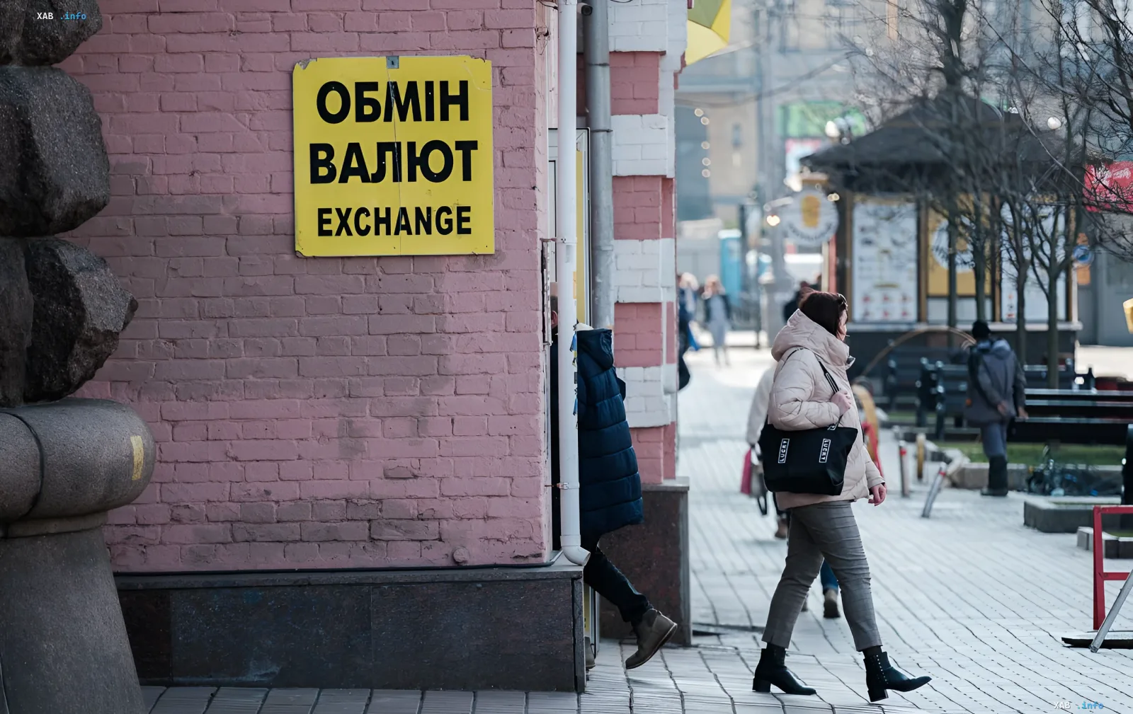 Іноземна валюта та готівка в українських банках та обмінниках