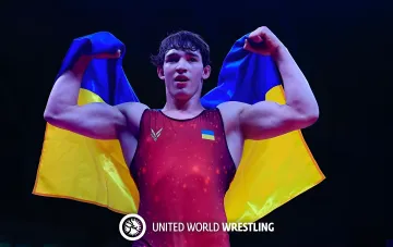 Єгор Якушенко на килимі під час чемпіонату світу з боротьби U23