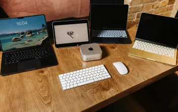 Корпоративні ноутбуки Apple на робочому місці в офісі української компанії