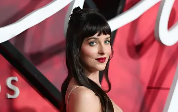 Selena Gomez und Dakota Johnson mit trendigem rotem Lippenstift