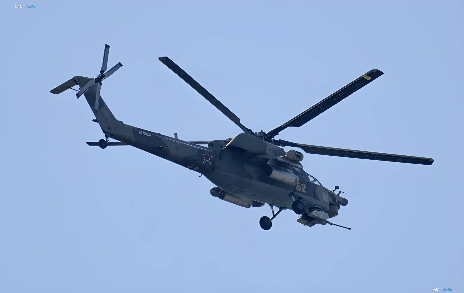FPV-дрон атакує російський гелікоптер Мі-28 у небі