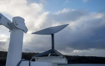 Starlink-Satellitenkommunikationsantennen an einer Station in Europa