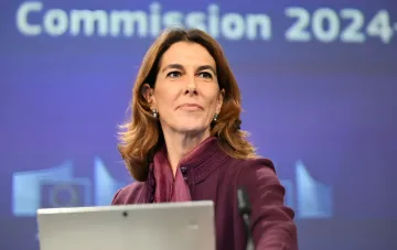 Starlink communication terminal and EU flags against the background of discussions on aid to Ukraine