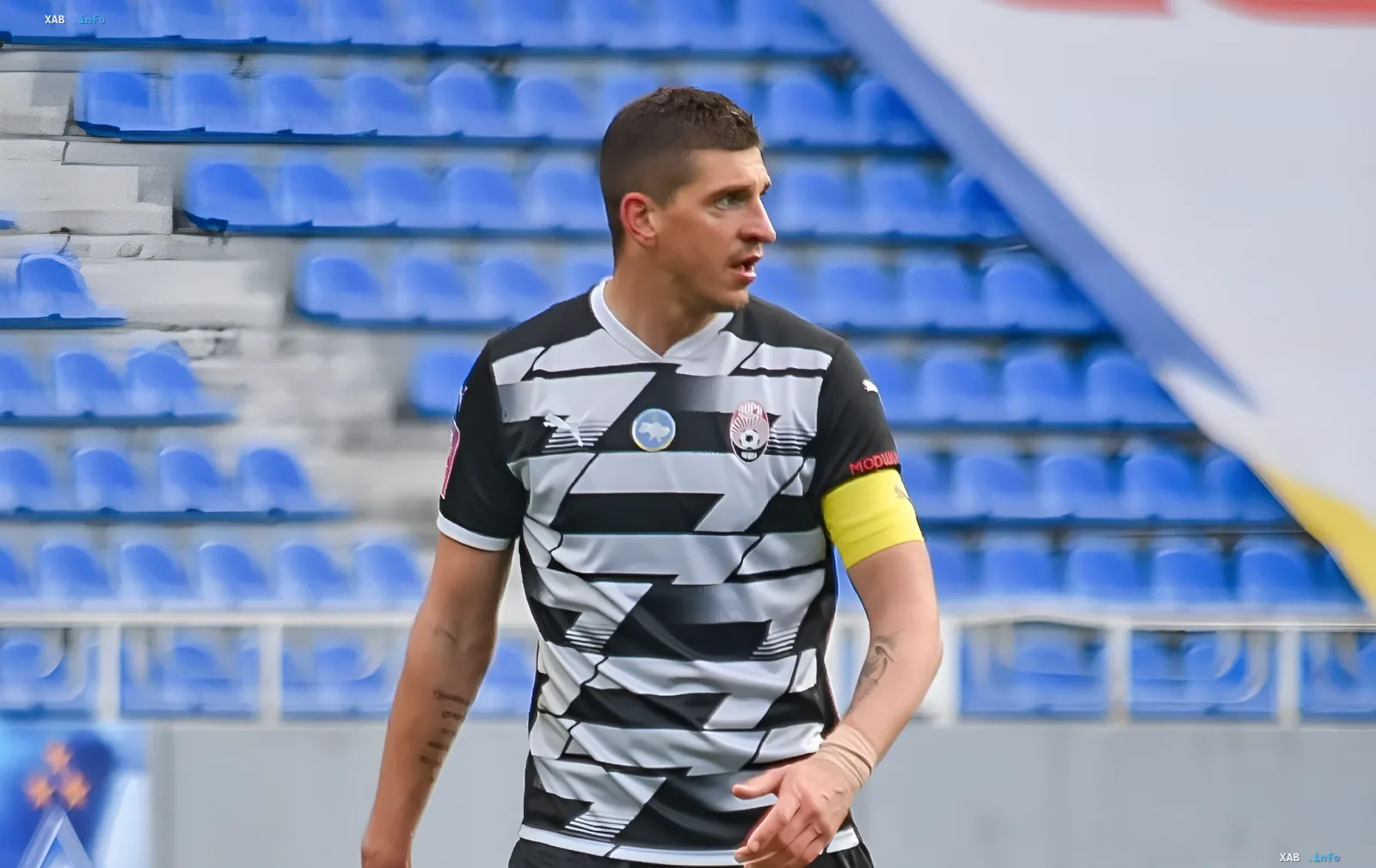 Luhansk Zorya striker Pylyp Budkovsky wearing a black and white kit on the pitch