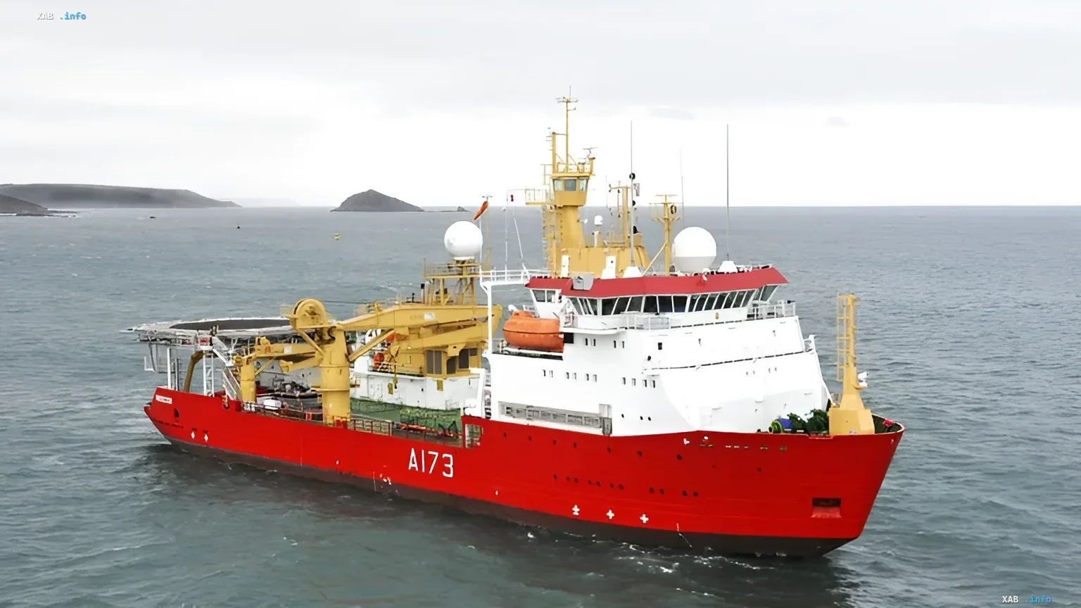Britischer Eisbrecher HMS Protector auf offener See