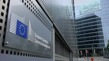 EU-Flagge und europäische Symbole zur finanziellen Unterstützung der Ukraine