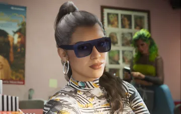 Hauptprotagonistin Lucia mit Sonnenbrille in einem Friseursalon in GTA 6