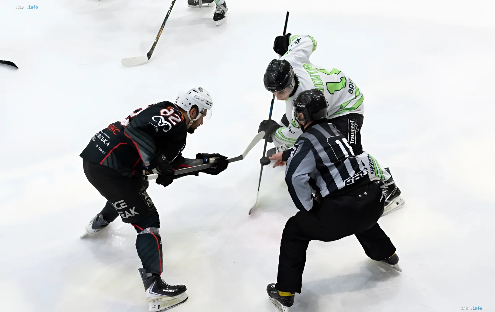 Eishockeyspieler von Krementschuk und den Hornissen beim Bully auf dem Eis