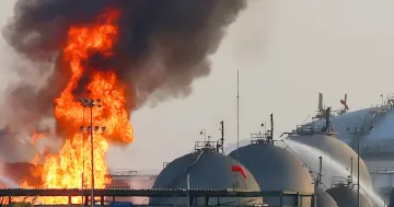 Пожар на объекте Saudi Aramco после атаки хуситов в Саудовской Аравии