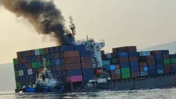 Затонувший контейнеровоз в Ормузском проливе