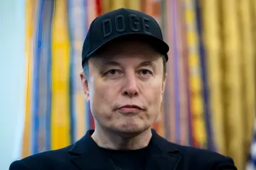 Ілон Маск на фоні логотипа компанії SpaceX