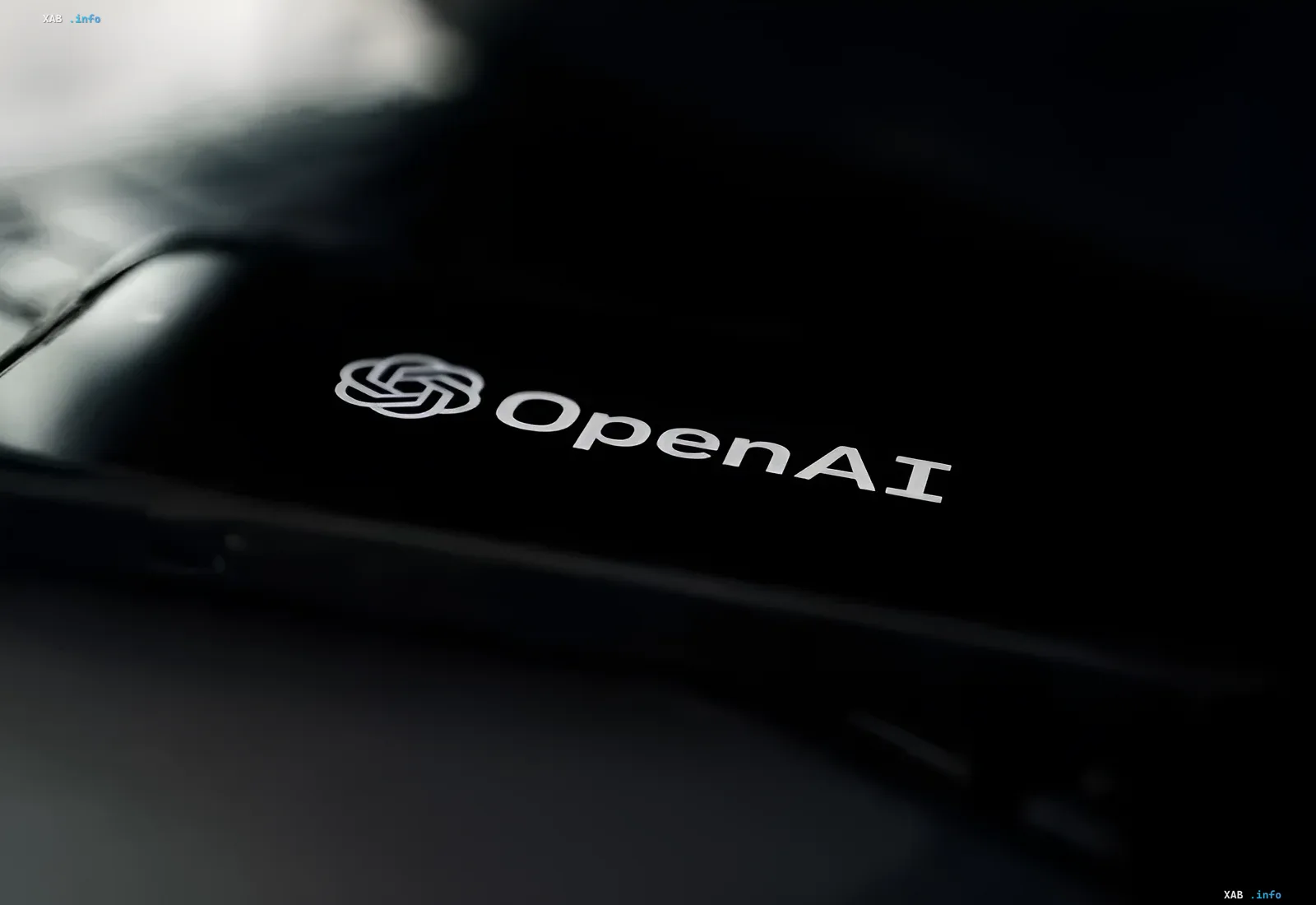 OpenAI und Apple Logos vor dem Hintergrund eines Rechtsstreits
