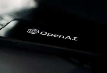 OpenAI und Apple Logos vor dem Hintergrund eines Rechtsstreits