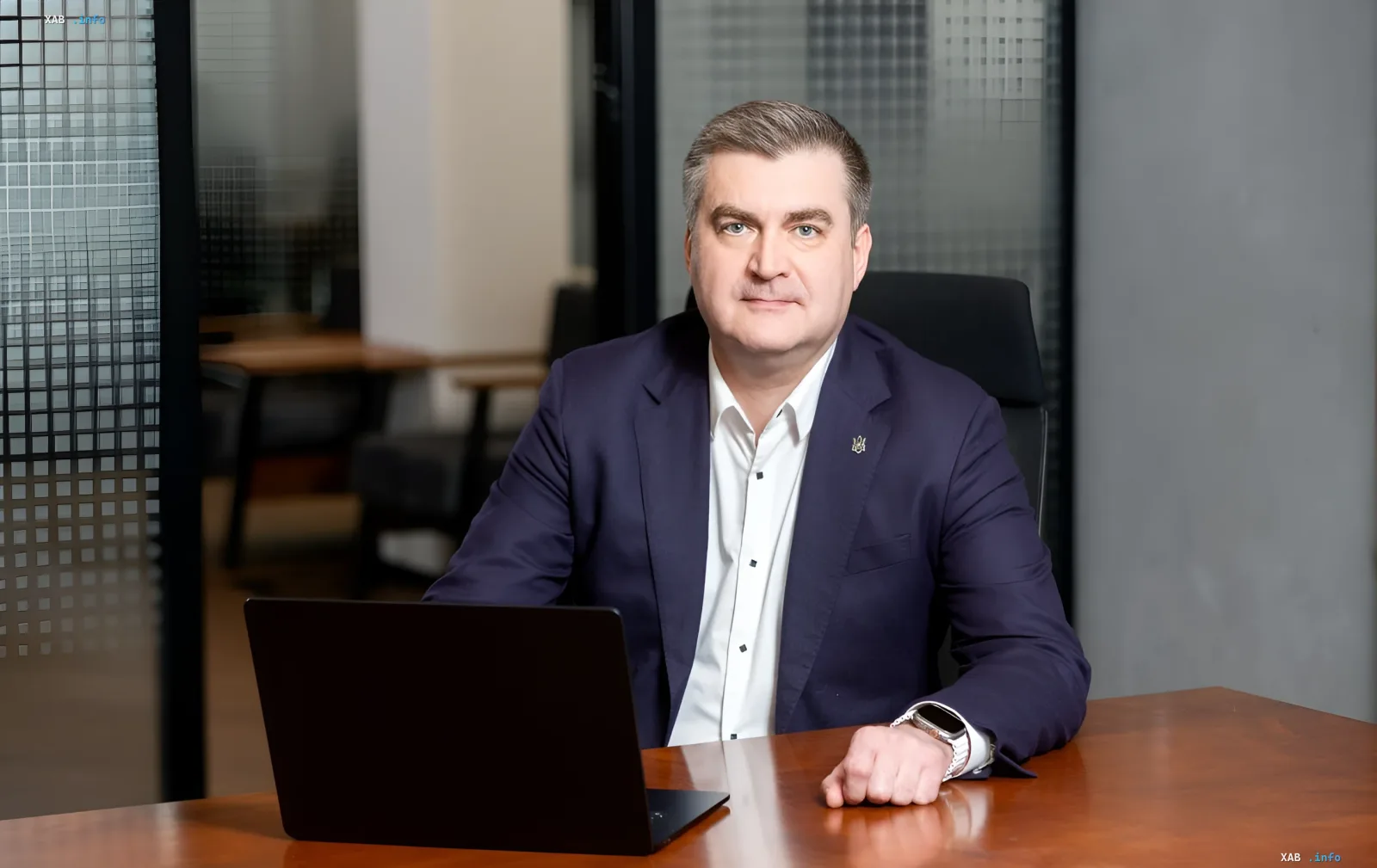 PrivatBank-Vorstandsmitglied Dmytro Musiienko sitzt am Schreibtisch mit einem Laptop im Büro