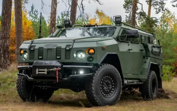 Panzerwagen Nowator nach FPV-Drohnenangriff in der Region Tschernihiw