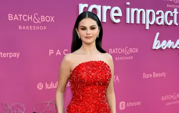 Селена Гомес в красном платье Prada на благотворительном вечере Rare Impact Fund Benefit
