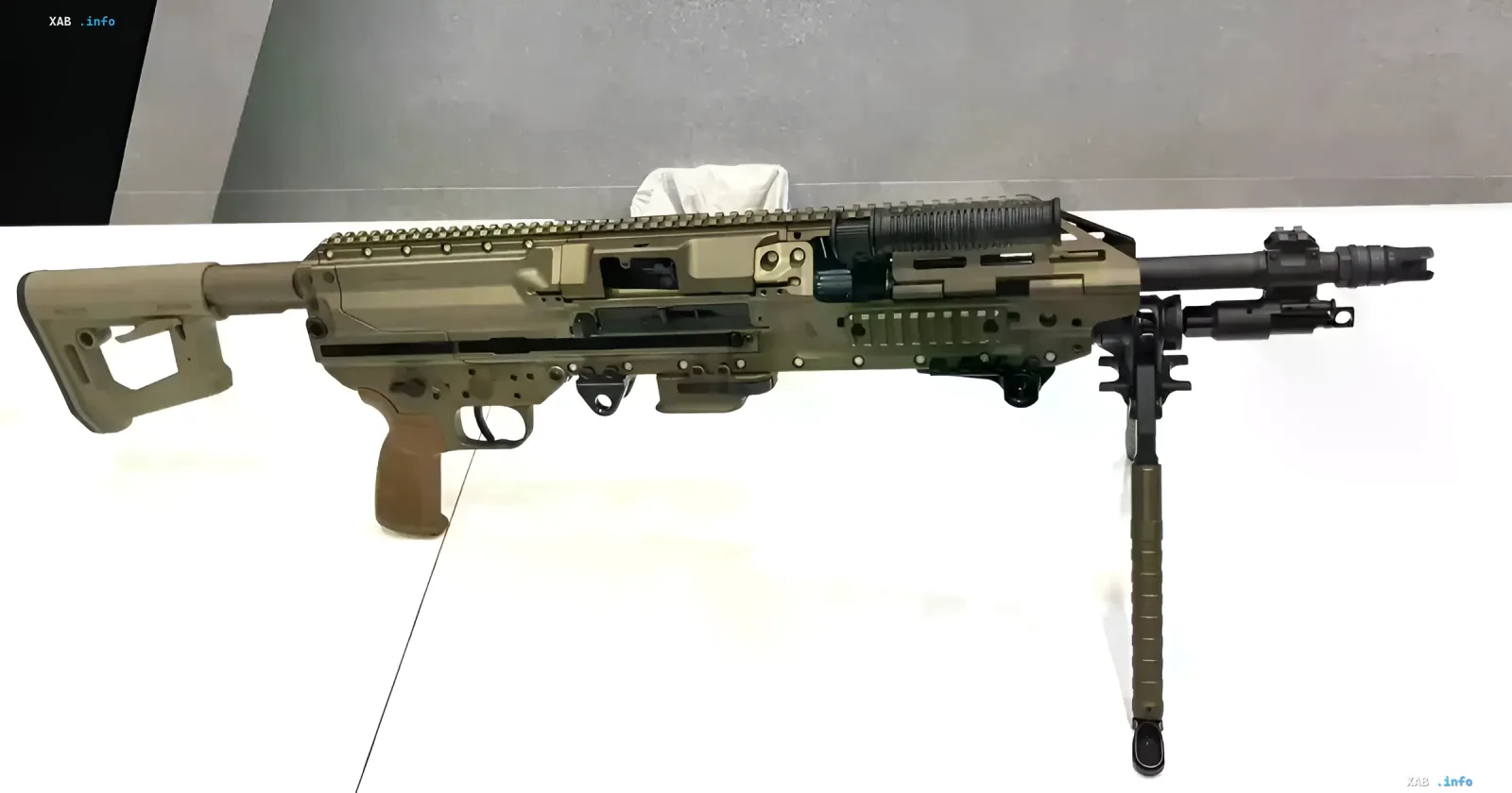 Modernisiertes leichtes Maschinengewehr M250A1 von SIG Sauer mit verkürztem Lauf