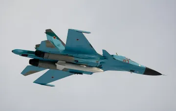 Russischer Frontbomber Su-34 im Flug während eines Kampfeinsatzes