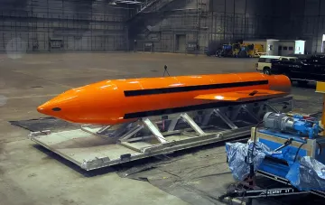 Американская сверхмощная неядерная авиабомба MOAB GBU-43/B на транспортировочной тележке в ангаре