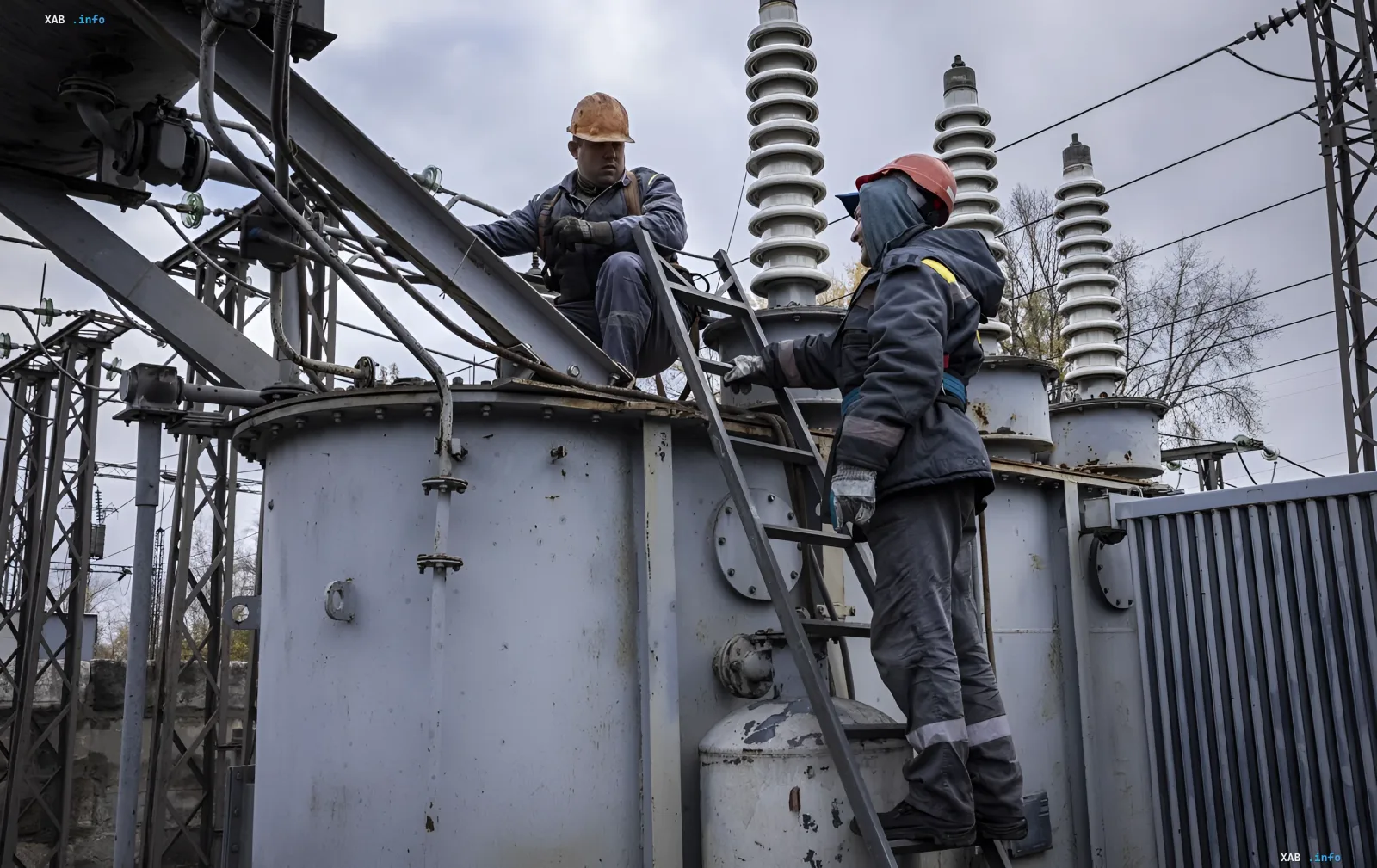 Українські фахівці у захисному екіпіруванні ремонтують трансформатор на електричній підстанції