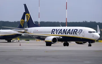 Ryanair-Flugzeuge stehen vor dem Abflug auf dem Vorfeld des Flughafens