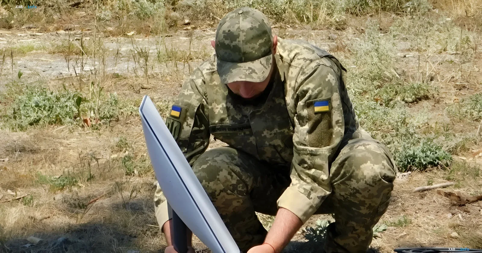 Українські солдати налаштовують термінали супутникового зв'язку SpaceX
