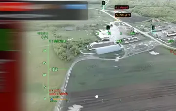 Кадры с экрана монитора оператора FPV-дрона спецподразделения ГУР Артан с навигационной сеткой