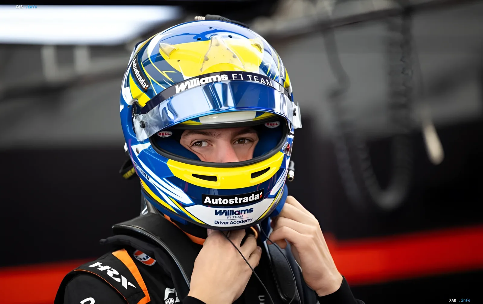 Украинский гонщик Александр Бондарев в сине-желтом шлеме команды Williams перед дебютом в Макао